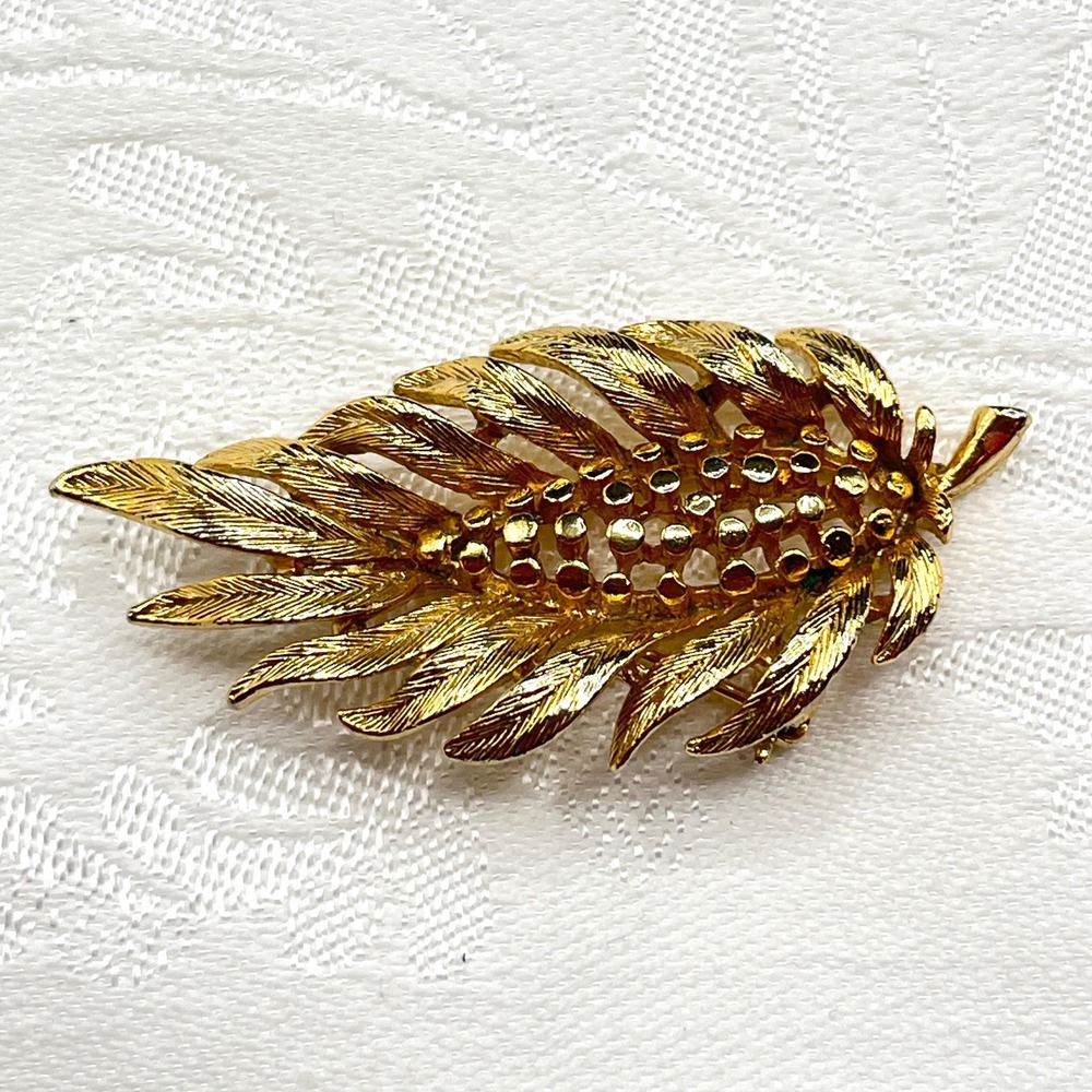 Vintage LISNER Gold Tone Textured Leaf Feather Pin Brooch